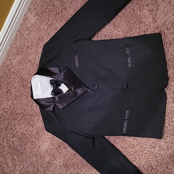 Boys Tuxedo - Picture 2 of 9